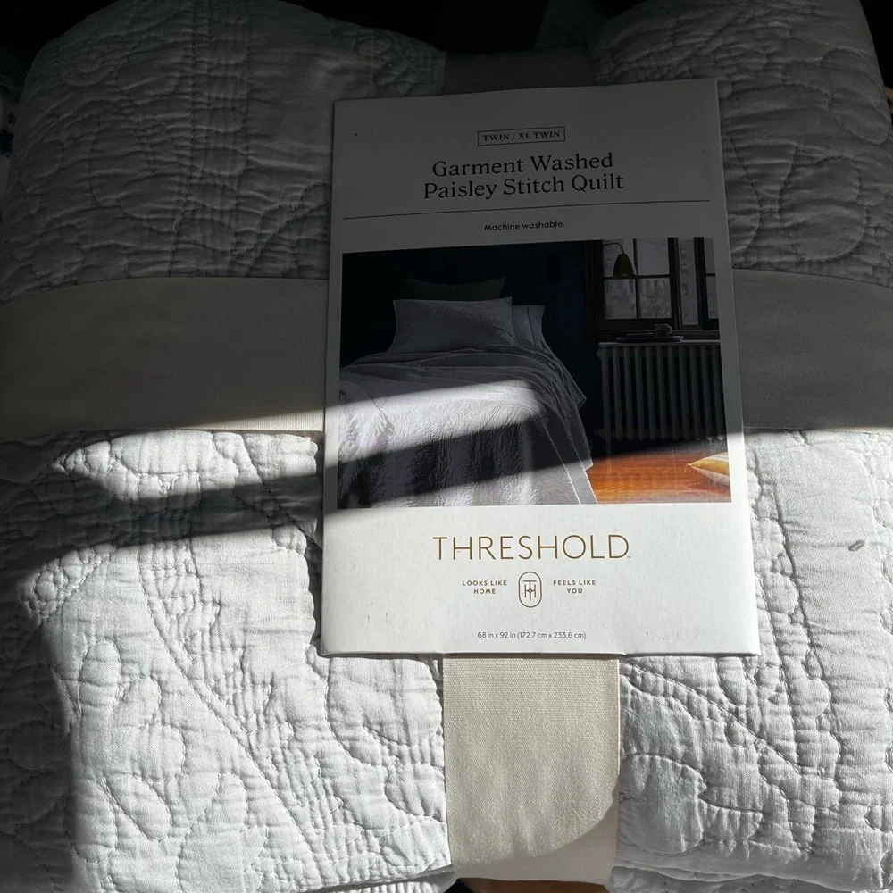 THRESHOLD NWT garment washed paisley stitch quilt -light gray -twin